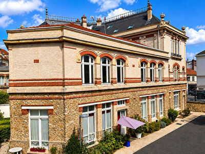 Ancienne Sous-Préfecture de Melun  Élégant triplex au coeur du centre-ville