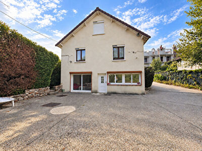 A vendre Maison familiale 7 pièces -152 m² Carrez -178 m² au sol - Terrain 645 m² - DPE B MELUN