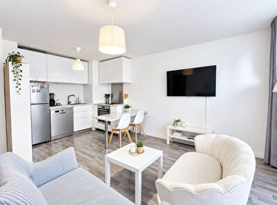 À LOUER - BEL APPARTEMENT MEUBLÉ AVEC BALCON ET PARKING - MELUN