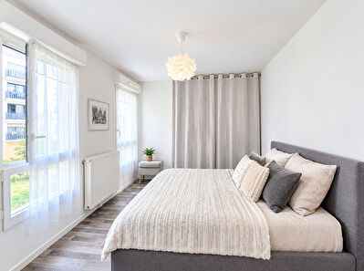 À LOUER - BEL APPARTEMENT MEUBLÉ AVEC BALCON ET PARKING - MELUN