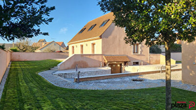 Magnifique propriété avec deux habitations sur grand terrain clos de murs entre Dourdan et Etampes.