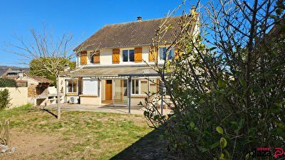 MAISON TRADITIONNELLE - 4 chambres - garage double - beau jardin.