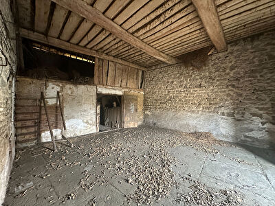 Maison appartement à réhabiliter - jardin - stationnements - cave - remise - St Germain les Arlay