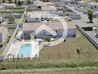 Maison plain-pied rénovée avec piscine - 4 chambres