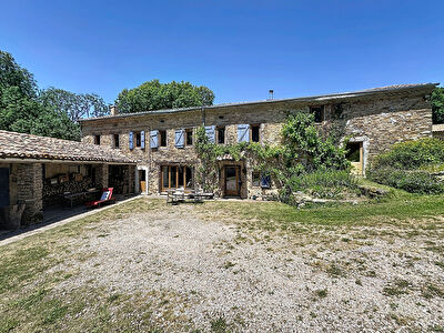 Domaine de caractère  8 pièces 228 m²  8,2 ha  Gîte + Dépendances