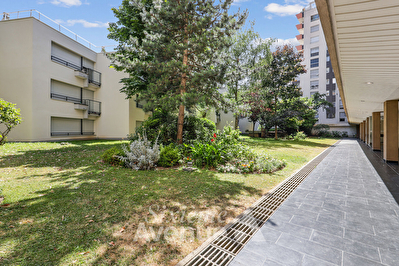 Spacieux cinq pièces avec balcons - calme - verdure et fort potentiel ! PARIS photo 2
