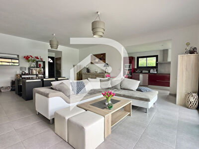 Maison de plain-pied, 2013, trois chambres, piscine et pool House