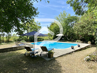 Ensemble immobilier avec dépendances, piscine et terrain, situation privilégiée.