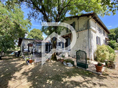 Ensemble immobilier avec dépendances, piscine et terrain, situation privilégiée.