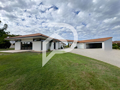 Maison d'architecte de plain-pied avec appartement indépenant.