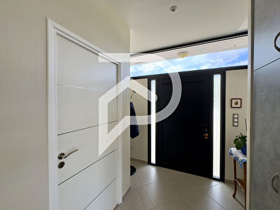 Maison d'architecte de plain-pied avec appartement indépenant.
