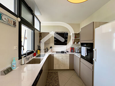 Maison d'architecte de plain-pied avec appartement indépenant.