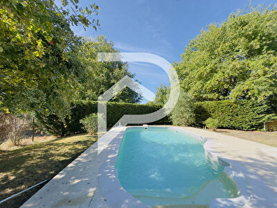 Demeure en pierre avec piscine et parc de 2,5 hecatres.