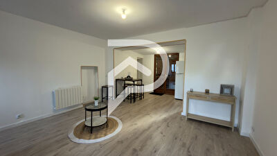 A louer jolie maison de Type T5 meublée, entièrement rénovée avec jardin et garage