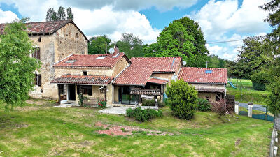 Ensemble de caractère Maison, Gîte et Grange à BEAURONNE
