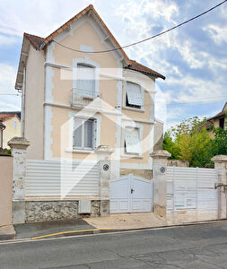 Maison de Ville avec garage et piscine à PÉRIGUEUX