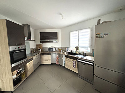 BELLE CONTEMPORAINE BIEN EQUIPEE SUR JOLI TERRAIN DE 1005 M² ET GARAGE - ST CHRISTOLY DE BLAYE