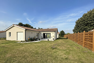 EXCLUSIVITE : BELLE CONTEMPORAINE DE 3 CHAMBRES, BUREAU, GARAGE ET JARDIN - PUGNAC