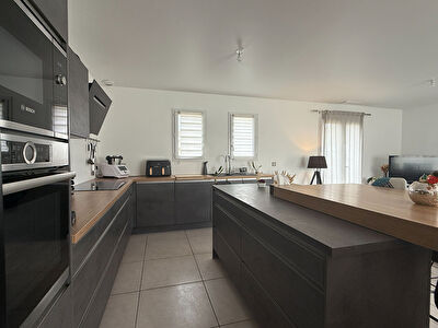 EXCLUSIVITE : BELLE CONTEMPORAINE DE 3 CHAMBRES, BUREAU, GARAGE ET JARDIN - PUGNAC