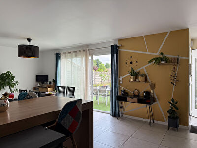EXCLUSIVITE : BELLE CONTEMPORAINE DE 3 CHAMBRES, BUREAU, GARAGE ET JARDIN - PUGNAC
