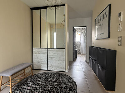 EXCLUSIVITE : BELLE CONTEMPORAINE DE 3 CHAMBRES, BUREAU, GARAGE ET JARDIN - PUGNAC