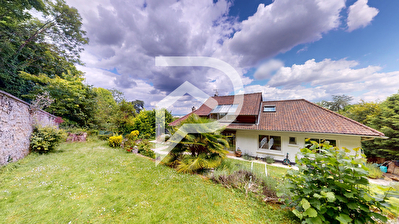 VUE EXCEPTIONELLE Maison de 238 m2 avec 5 chambres, jardin, garage voitures