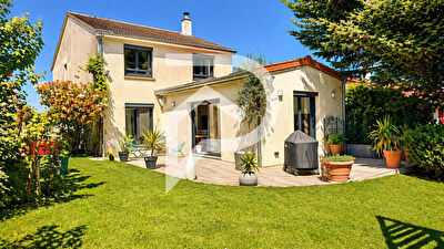 MAISON FAMILIALE INDÉPENDANTE DOMAINE PRIVÉ AU CALME  LE PORT-MARLY  4 CHAMBRES  JARDIN ARBORÉ 500 m² RÉNOVATION RÉCENTE  MAISON CONNECTÉE  DPE C