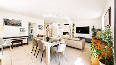 MAISON FAMILIALE INDÉPENDANTE DOMAINE PRIVÉ AU CALME  LE PORT-MARLY  4 CHAMBRES  JARDIN ARBORÉ 500 m² RÉNOVATION RÉCENTE  MAISON CONNECTÉE  DPE C