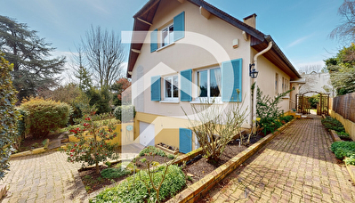 Maison individuelle dans le triangle d'or de Marly-le-Roi. DPE E, triple séjour, 6 chambres, jardin, garage