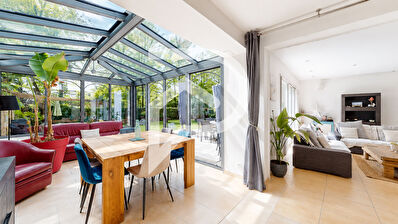 Maison familiale  de plain pied 150 m² Domaine privé sécurisé  Jardin 1000 m² plein sud  La Celle-Saint-Cloud Proche A13 et Parly 2
