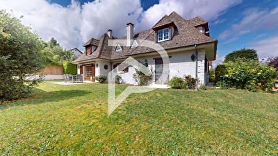 RARE - Coeur de Marly-le-Roi maison familiale de 6 chambres avec double séjour, jardin, garage