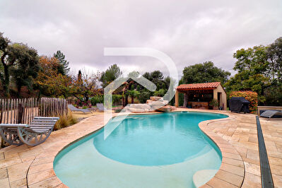VILLA T6 AU CALME AVEC JARDIN DE 6500M2 PISCINE ET GARAGE