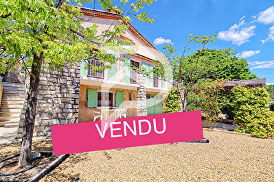VILLA A LA VUE IMPRENABLE AVEC STUDIO GARAGE ET JARDIN ARBORE