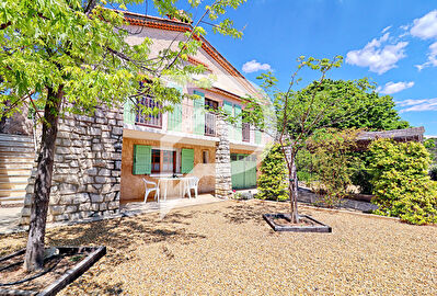 VILLA A LA VUE IMPRENABLE AVEC STUDIO GARAGE ET JARDIN ARBORE