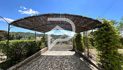 VILLA A LA VUE IMPRENABLE AVEC STUDIO GARAGE ET JARDIN ARBORE
