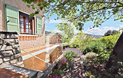 VILLA A LA VUE IMPRENABLE AVEC STUDIO GARAGE ET JARDIN ARBORE