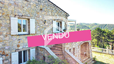 BASTIDE LUMINEUSE AVEC VUE IMPRENABLE SUR LA VALLEE DU VERDON