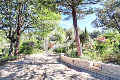 VILLA AU CALME SANS VIS A VIS AVEC PISCINE AU COEUR DE SON PARC ARBORE AVEC FORAGE ET EAU DE VILLE