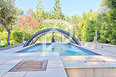 VILLA AU CALME SANS VIS A VIS AVEC PISCINE AU COEUR DE SON PARC ARBORE AVEC FORAGE ET EAU DE VILLE