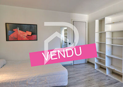 APPARTEMENT VENDU MEUBLE LUMINEUX AU PREMIER ETAGE AVEC ASCENSEUR