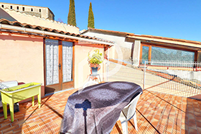 MAISON AVEC TERRASSE VUE CHATEAU ET GARAGE AU COEUR DE GREOUX LES BAINS