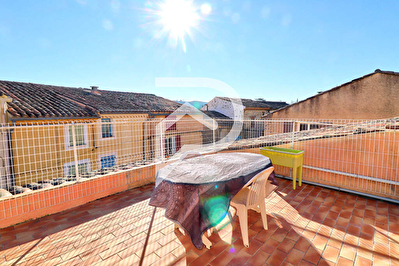 MAISON AVEC TERRASSE VUE CHATEAU ET GARAGE AU COEUR DE GREOUX LES BAINS