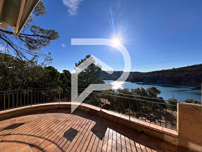 VILLA TYPE 6 AVEC TERRASSE ACCES LAC DEPENDANCE ET GARAGE