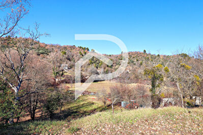 VILLA RIEZ  AVEC VUE IMPRENABLE TYPE 4 SUR 1967M2 DE TERRAIN TROIS GARAGES ET FORAGE