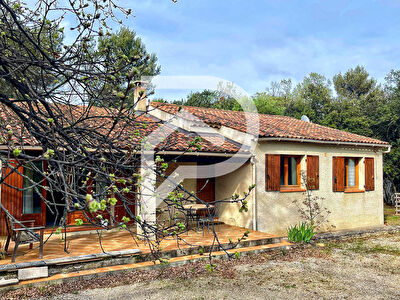 VILLA DE PLAIN-PIED AVEC TERRAIN DE 4554M2 ET GARAGE