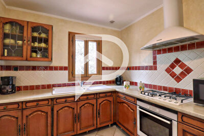 VILLA DE PLAIN-PIED AVEC TERRAIN DE 4554M2 ET GARAGE