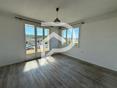 VILLA COMPOSÉE DE 3 LOGEMENTS TERRASSES JARDIN PRIVATIF ET DEPENDANCE ATELIER