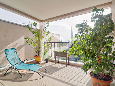 APPARTEMENT RECENT VOLX TYPE 3 AVEC TERRASSE VUE ET DEUX PLACES DE PARKING