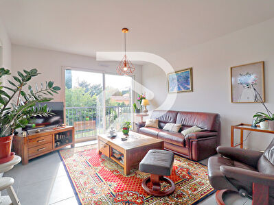 APPARTEMENT RECENT VOLX TYPE 3 AVEC TERRASSE VUE ET DEUX PLACES DE PARKING