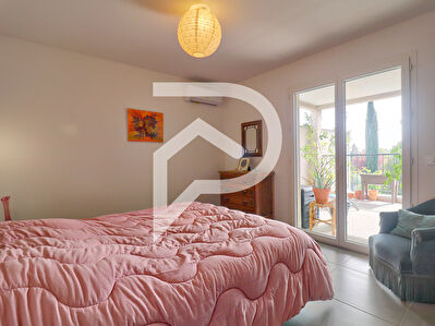 APPARTEMENT RECENT VOLX TYPE 3 AVEC TERRASSE VUE ET DEUX PLACES DE PARKING
